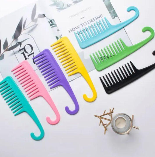 Peigne à dent large : l'outil parfait pour démêler les cheveux - TENDANCES STYLES